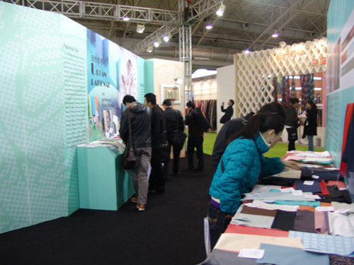 色卡展覽會上，門庭如市