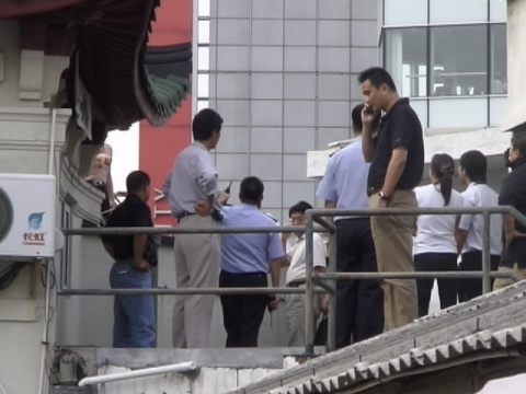 有人想跳樓,還往樓下撒錢